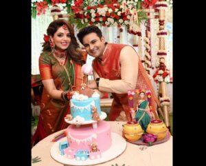 Sugandha Mishra Instagram - ❤️Celebrating the upcoming arrival of our little one..Our Baby Shower in a Maharashtrian Traditional Way (dohale jevan) followed by all the customs .. 
Oti Bharan ,Pooja 🙏🏻and fun rituals like 🍪Barfi Peda Rasam, Name Suggestions by all the Guests, Bow & Arrow (Teer Kaman),🏹
Cake Cutting🎂,Fun games like Diaper Changing 🍼etc. #SWIPELEFT
P.S : ❤️we loved performing on a Special Song🎤 Specially Made by us for our lil one which was 
written & Composed by Sugandha and Sung by both of us ( we will soon share it) 
.
Feeling overwhelmed and blessed to be loved by so many amazing people 🙏🏻😍
Thanks All for Showering Love & Blessings as Always 🙏🏻💐😇
.
.
#swipeleft #babyshower #dohalejevan #paithanisaree #floraljewellery #godhbharai #maharashtrianbabyshower #celebration #fun #sugandhamishra #drsanketbhosale #momtobe #blessed #paithani #paithanisaree