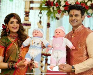 Sugandha Mishra Instagram - ❤️Celebrating the upcoming arrival of our little one..Our Baby Shower in a Maharashtrian Traditional Way (dohale jevan) followed by all the customs .. 
Oti Bharan ,Pooja 🙏🏻and fun rituals like 🍪Barfi Peda Rasam, Name Suggestions by all the Guests, Bow & Arrow (Teer Kaman),🏹
Cake Cutting🎂,Fun games like Diaper Changing 🍼etc. #SWIPELEFT
P.S : ❤️we loved performing on a Special Song🎤 Specially Made by us for our lil one which was 
written & Composed by Sugandha and Sung by both of us ( we will soon share it) 
.
Feeling overwhelmed and blessed to be loved by so many amazing people 🙏🏻😍
Thanks All for Showering Love & Blessings as Always 🙏🏻💐😇
.
.
#swipeleft #babyshower #dohalejevan #paithanisaree #floraljewellery #godhbharai #maharashtrianbabyshower #celebration #fun #sugandhamishra #drsanketbhosale #momtobe #blessed #paithani #paithanisaree
