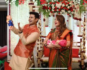 Sugandha Mishra Instagram - ❤️Celebrating the upcoming arrival of our little one..Our Baby Shower in a Maharashtrian Traditional Way (dohale jevan) followed by all the customs .. 
Oti Bharan ,Pooja 🙏🏻and fun rituals like 🍪Barfi Peda Rasam, Name Suggestions by all the Guests, Bow & Arrow (Teer Kaman),🏹
Cake Cutting🎂,Fun games like Diaper Changing 🍼etc. #SWIPELEFT
P.S : ❤️we loved performing on a Special Song🎤 Specially Made by us for our lil one which was 
written & Composed by Sugandha and Sung by both of us ( we will soon share it) 
.
Feeling overwhelmed and blessed to be loved by so many amazing people 🙏🏻😍
Thanks All for Showering Love & Blessings as Always 🙏🏻💐😇
.
.
#swipeleft #babyshower #dohalejevan #paithanisaree #floraljewellery #godhbharai #maharashtrianbabyshower #celebration #fun #sugandhamishra #drsanketbhosale #momtobe #blessed #paithani #paithanisaree