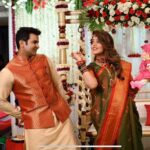 Sugandha Mishra Instagram – ❤️Celebrating the upcoming arrival of our little one..Our Baby Shower in a Maharashtrian Traditional Way (dohale jevan) followed by all the customs .. 
Oti Bharan ,Pooja 🙏🏻and fun rituals like 🍪Barfi Peda Rasam, Name Suggestions by all the Guests, Bow & Arrow (Teer Kaman),🏹
Cake Cutting🎂,Fun games like Diaper Changing 🍼etc. #SWIPELEFT
P.S : ❤️we loved performing on a Special Song🎤 Specially Made by us for our lil one which was 
written & Composed by Sugandha and Sung by both of us ( we will soon share it) 
.
Feeling overwhelmed and blessed to be loved by so many amazing people 🙏🏻😍
Thanks All for Showering Love & Blessings as Always 🙏🏻💐😇
.
.
#swipeleft #babyshower #dohalejevan #paithanisaree #floraljewellery #godhbharai #maharashtrianbabyshower #celebration #fun #sugandhamishra #drsanketbhosale #momtobe #blessed #paithani #paithanisaree Iskon Temple, Juhu