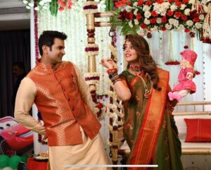 Sugandha Mishra Instagram - ❤️Celebrating the upcoming arrival of our little one..Our Baby Shower in a Maharashtrian Traditional Way (dohale jevan) followed by all the customs .. 
Oti Bharan ,Pooja 🙏🏻and fun rituals like 🍪Barfi Peda Rasam, Name Suggestions by all the Guests, Bow & Arrow (Teer Kaman),🏹
Cake Cutting🎂,Fun games like Diaper Changing 🍼etc. #SWIPELEFT
P.S : ❤️we loved performing on a Special Song🎤 Specially Made by us for our lil one which was 
written & Composed by Sugandha and Sung by both of us ( we will soon share it) 
.
Feeling overwhelmed and blessed to be loved by so many amazing people 🙏🏻😍
Thanks All for Showering Love & Blessings as Always 🙏🏻💐😇
.
.
#swipeleft #babyshower #dohalejevan #paithanisaree #floraljewellery #godhbharai #maharashtrianbabyshower #celebration #fun #sugandhamishra #drsanketbhosale #momtobe #blessed #paithani #paithanisaree