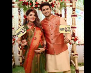 Sugandha Mishra Instagram - ❤️Celebrating the upcoming arrival of our little one..Our Baby Shower in a Maharashtrian Traditional Way (dohale jevan) followed by all the customs .. 
Oti Bharan ,Pooja 🙏🏻and fun rituals like 🍪Barfi Peda Rasam, Name Suggestions by all the Guests, Bow & Arrow (Teer Kaman),🏹
Cake Cutting🎂,Fun games like Diaper Changing 🍼etc. #SWIPELEFT
P.S : ❤️we loved performing on a Special Song🎤 Specially Made by us for our lil one which was 
written & Composed by Sugandha and Sung by both of us ( we will soon share it) 
.
Feeling overwhelmed and blessed to be loved by so many amazing people 🙏🏻😍
Thanks All for Showering Love & Blessings as Always 🙏🏻💐😇
.
.
#swipeleft #babyshower #dohalejevan #paithanisaree #floraljewellery #godhbharai #maharashtrianbabyshower #celebration #fun #sugandhamishra #drsanketbhosale #momtobe #blessed #paithani #paithanisaree
