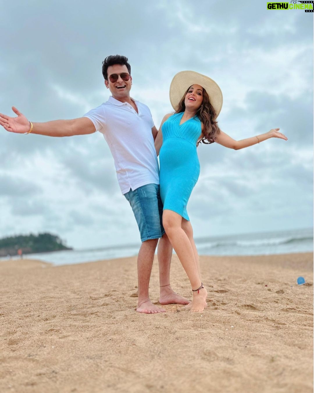Sugandha Mishra Instagram - 💙🤍Us 💙🤍 #swipeleft . . . #momtobe #babyonboard #love #blessed #vibe #babymoon #goa #sugandhamishra #drsanketbhosale