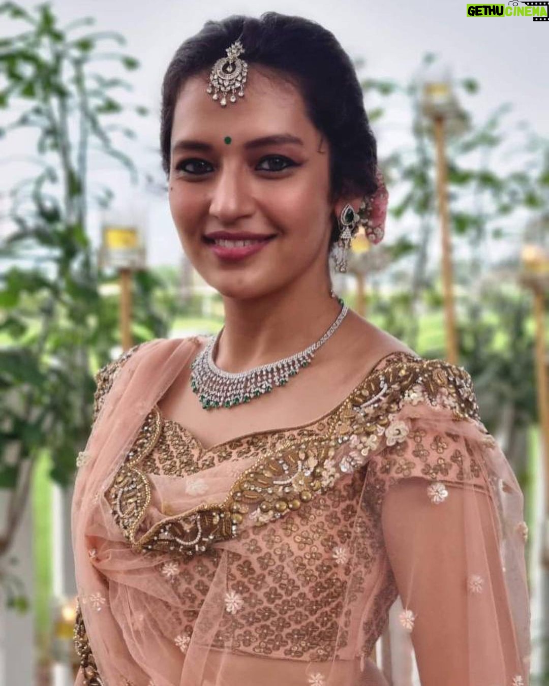 Suhani Dhanki Instagram - Blushing in the shades of pink 💗 . . . . #softeyemakeup #subtlbeauty #weddinglehenga #happybride #grwmbride #narscosmetics #anastasiabeverlyhills #sareedraping #draping #maccosmetics #bobbybrown #highendproducts #minimalmakeup #weddingmakeup #specialday #makeuplook #bridalmuamumbai #weddingmakeupartistmumbai #makeupartistindia #makeupdesigner #hairdesigner #sessionstylist #sessionstyling #beautifulclient #HappyClient #celebritymakeupartist #celebrityhairstylist #makeupartistsworldwide