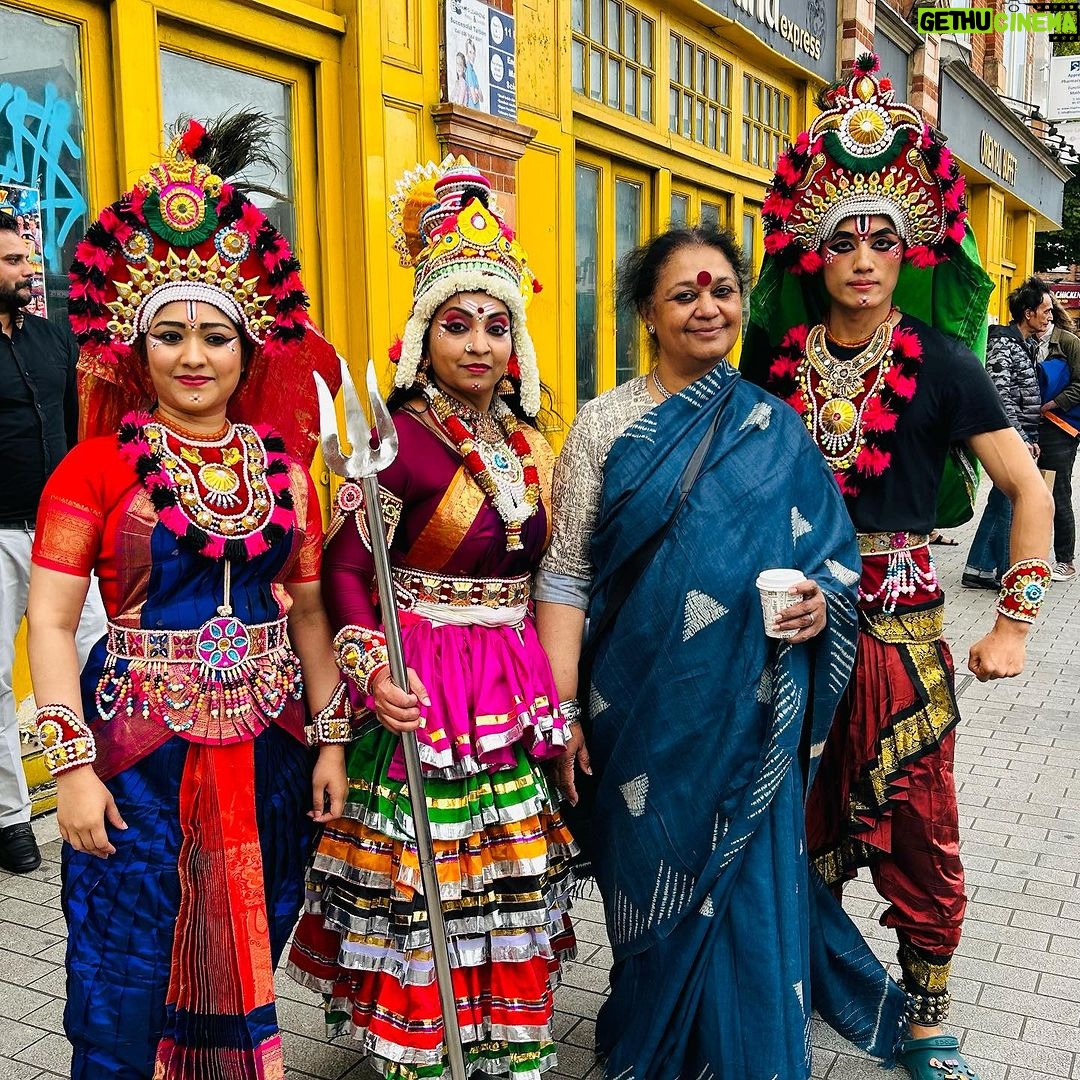 Suhani Dhanki Instagram - Last week, amidst betting outlets and fish shops, an oasis of South Asian classical & contemporary arts - Anhad Festival - sprung up in @bellsquareldn, courtesy of the brilliant @mirakaushik. Passing audiences, strangers and friends were treated to the best South Asian arts & artists- everything from traditional Kathak & Bharatanatyam to Yakshagana, Mohiniattam, Sufi music, Bollywood dance, poetry, puppetry & even opera! Ever so grateful to have played a small part in the event as MC with the wonderful @suhani8 and @kathakashwini. Sharing just a few of the glimpses I managed to catch through the 7-hour long event but you really need to see it in person to believe it! Highly recommend marking your diaries now for next year - this is the Glastonbury of South Asian arts!! @watermansarts @aceagrams #Anhad #southasianarts #kathak #bharatanatyam #yakshagana #puppets #poetry #music #indianopera #dance #bollywooddance #artsfestival #manchuk #thingstodoinlondon #performingarts
