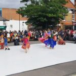 Suhani Dhanki Instagram – Last week, amidst betting outlets and fish shops, an oasis of South Asian classical & contemporary arts – Anhad Festival – sprung up in @bellsquareldn, courtesy of the brilliant @mirakaushik.

Passing audiences, strangers and friends were treated to the best South Asian arts & artists- everything from traditional Kathak & Bharatanatyam to Yakshagana, Mohiniattam, Sufi music, Bollywood dance, poetry, puppetry & even opera! 

Ever so grateful to have played a small part in the event as MC with the wonderful @suhani8 and @kathakashwini.

Sharing just a few of the glimpses I managed to catch through the 7-hour long event but you really need to see it in person to believe it! Highly recommend marking your diaries now for next year – this is the Glastonbury of South Asian arts!!

@watermansarts @aceagrams 

#Anhad #southasianarts #kathak #bharatanatyam #yakshagana #puppets #poetry #music #indianopera #dance #bollywooddance #artsfestival #manchuk #thingstodoinlondon #performingarts