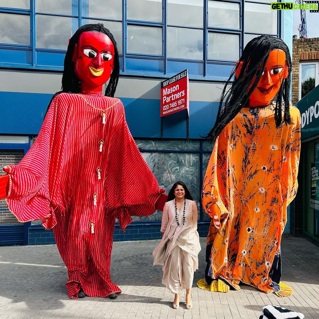 Suhani Dhanki Instagram - Last week, amidst betting outlets and fish shops, an oasis of South Asian classical & contemporary arts - Anhad Festival - sprung up in @bellsquareldn, courtesy of the brilliant @mirakaushik. Passing audiences, strangers and friends were treated to the best South Asian arts & artists- everything from traditional Kathak & Bharatanatyam to Yakshagana, Mohiniattam, Sufi music, Bollywood dance, poetry, puppetry & even opera! Ever so grateful to have played a small part in the event as MC with the wonderful @suhani8 and @kathakashwini. Sharing just a few of the glimpses I managed to catch through the 7-hour long event but you really need to see it in person to believe it! Highly recommend marking your diaries now for next year - this is the Glastonbury of South Asian arts!! @watermansarts @aceagrams #Anhad #southasianarts #kathak #bharatanatyam #yakshagana #puppets #poetry #music #indianopera #dance #bollywooddance #artsfestival #manchuk #thingstodoinlondon #performingarts