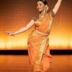 Suhani Dhanki Instagram - Happy Ashadhi Ekadashi! Dancing with joyous abandon on the banks of the River Chandrabhaga, the devotees of Vithala have abandoned all anger and pride and are prostrating to one another. This is Sant Tuka's simple message of love and unity in this abhanga called Khel Mandiyela. This beautiful choreography is by my beloved Guru Sandhya Tai during my memorable days at @bharatacollege and I had the opportunity to perform this thanks to @smitavadnerkar at @nupurarts Anartam - Nartan festival in Leicester, UK last year. Huge thanks for Bhavna Tai for the music recording and for styling me always 😍❤️ Video by Bhasker Vadnerkar and cover image by @simonphoto #ekadashi #aashadhiekadashi #vithala #vitthala #indianclassicaldance #bharatanatyam #abhanga