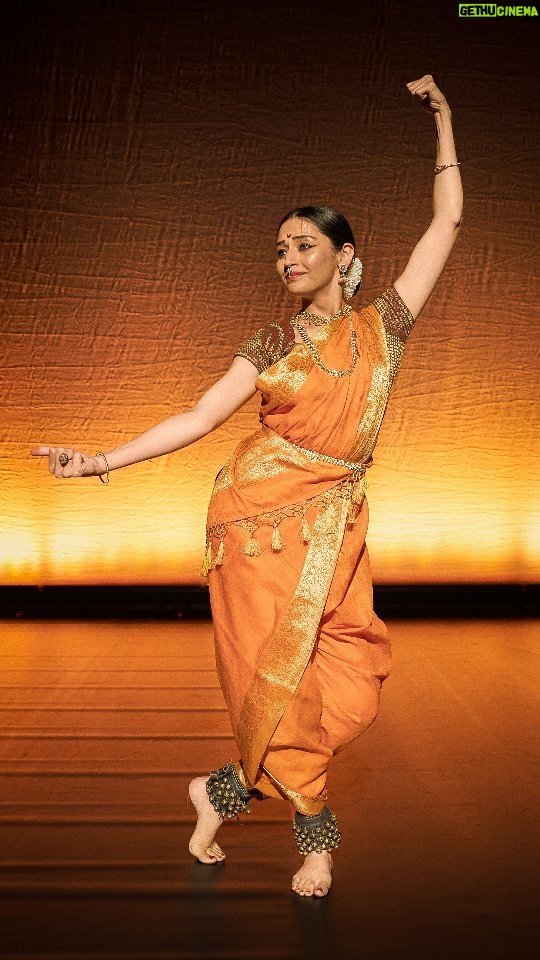 Suhani Dhanki Instagram - Happy Ashadhi Ekadashi! Dancing with joyous abandon on the banks of the River Chandrabhaga, the devotees of Vithala have abandoned all anger and pride and are prostrating to one another. This is Sant Tuka's simple message of love and unity in this abhanga called Khel Mandiyela. This beautiful choreography is by my beloved Guru Sandhya Tai during my memorable days at @bharatacollege and I had the opportunity to perform this thanks to @smitavadnerkar at @nupurarts Anartam - Nartan festival in Leicester, UK last year. Huge thanks for Bhavna Tai for the music recording and for styling me always 😍❤️ Video by Bhasker Vadnerkar and cover image by @simonphoto #ekadashi #aashadhiekadashi #vithala #vitthala #indianclassicaldance #bharatanatyam #abhanga