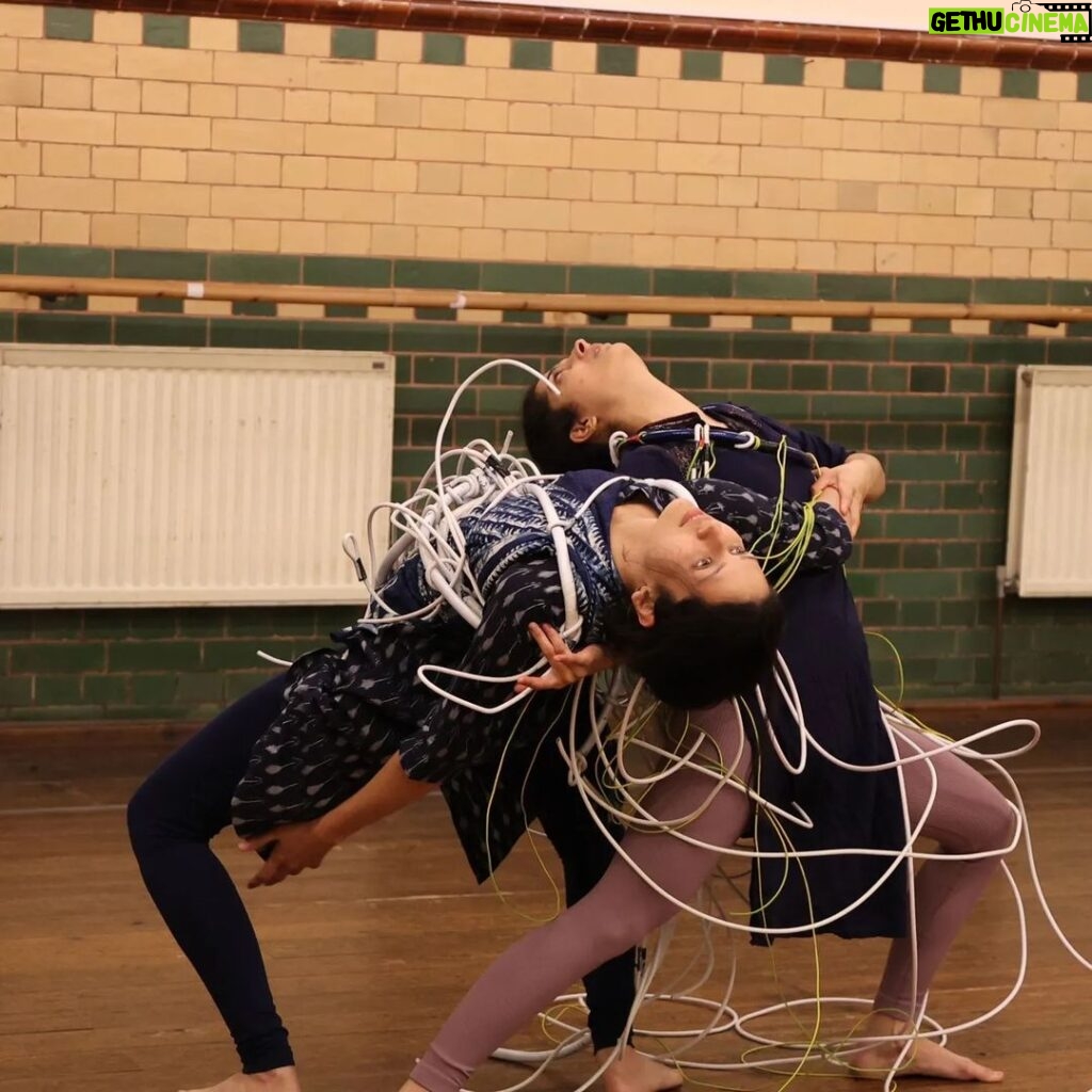 Suhani Dhanki Instagram - Caught in the wire mess? Presenting '0s and 1s: Rewired' by @mathangikeshavan and performed by @anayavasudha_dance @_akshara.mohan_ @sai108 and myself This interesting work explores the evolution of data and information through the vocabulary of Bharatanatyam and we premier at the Festival of Commons @stanleyarts.uk as a part of curation by @akademidance TODAY! Photos by multitalented Sai Supriya @sai108 😍 . . . #indianclassicaldance #wirewrapping #wire #cable #indiandance #bharatanatyam