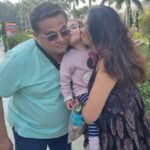 Suhani Dhanki Instagram - Well it was only supposed to be a chai break while traveling on the highway... But as my father says, ''only daughter can make me dance" 🤣 #tumtum #trendingreel #fatherdaughter #motherdaughter #funtimes #makingmemories