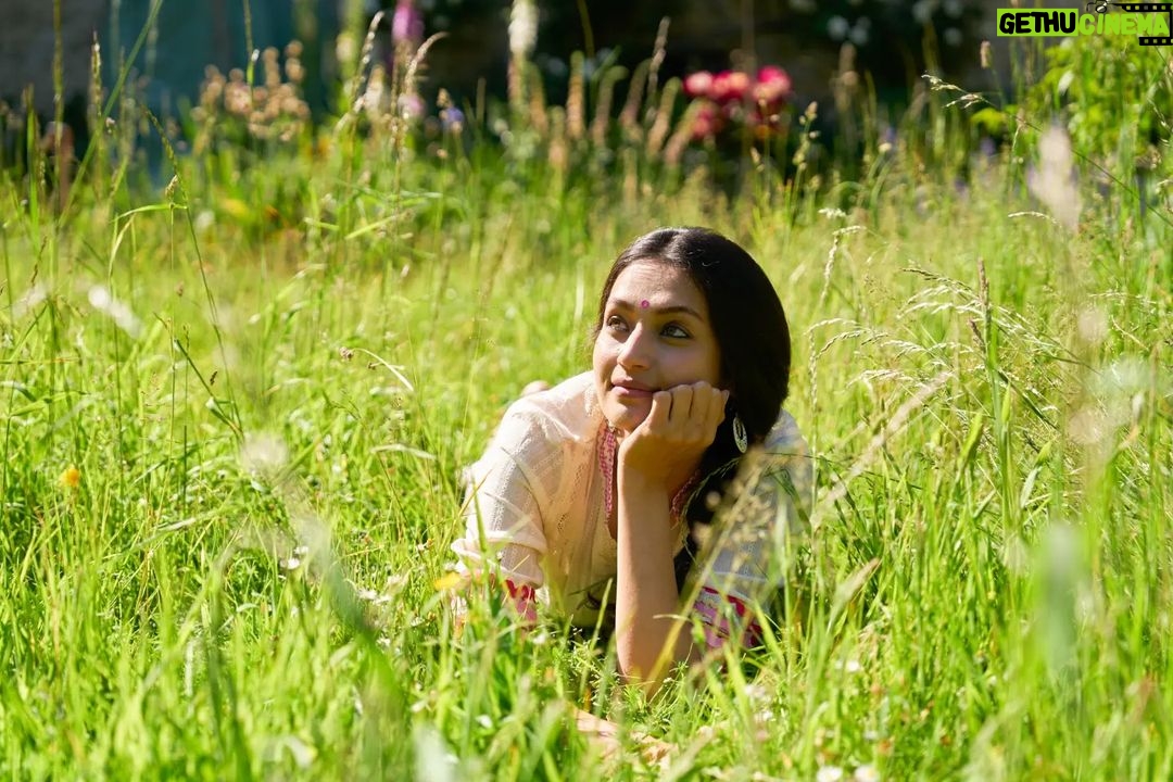Suhani Dhanki Instagram - Vibing to that background music in my head! Nestled in nature with ๐ธ @simonphoto Wearing my sister's creation ๐ @payaldhanki #baharlahamadhumas #photography #fields #portrait #portraitphotography #actor #dancer #model