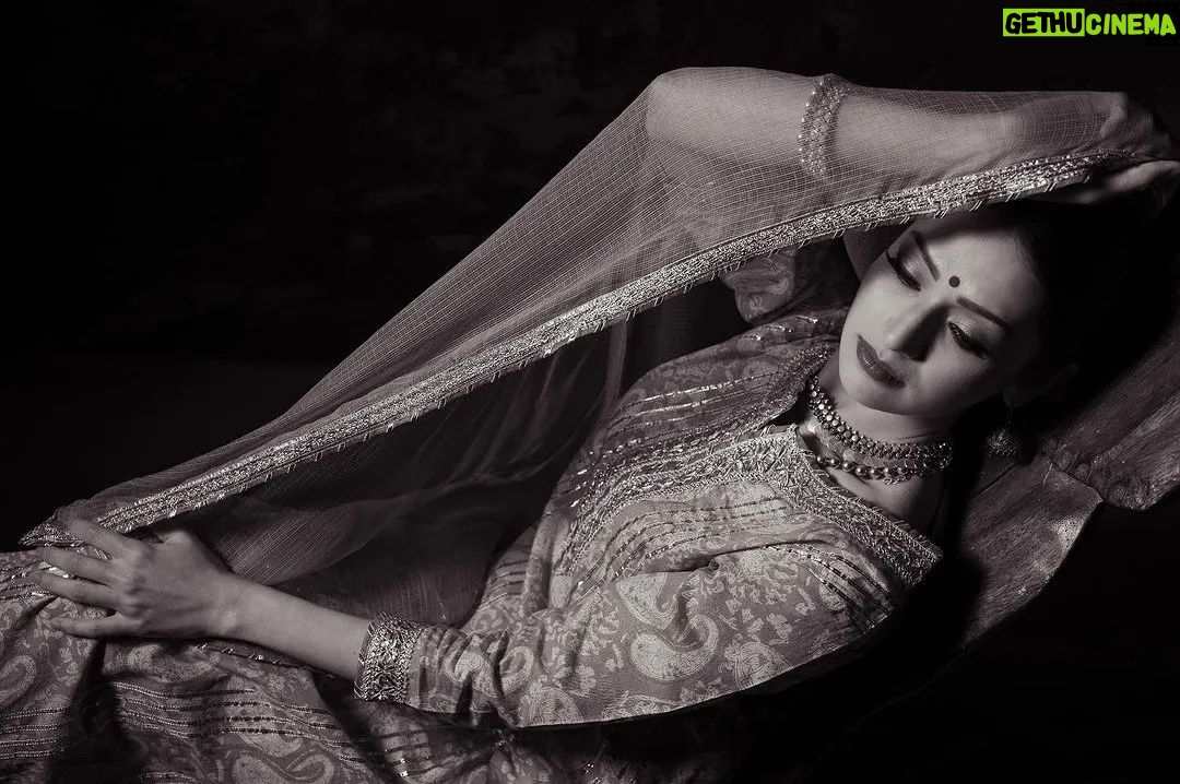 Suhani Dhanki Instagram - #Repost Studio fashion shoot for @cotton_sisters πππΈ absolutely loved working with this talented beauty @suhani8 π«π Photography in collaboration with @eastwestphotography @harmeet_ewp @sukimahoncreative Styling & Creative Direction @sukimahoncreative Outfits @cotton_sisters HMUA @laajlally Model @suhani8 Videography @thefilmingunit #studiofashionphotography #studioportrait #fashionshoot #lighting #moody #editorialfashion #nikonphotography #mua #beauty #yearning #desire #indiavouge #vougeindia #bollywoodfashion #indiancouture #bridal #londonshoot #femalephotographer #creative #creativestyle #photgraphy #fashionphotography #emotions #moments_in_photography #mood #moments_in_portraits #eyeshadowpalette