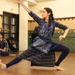 Suhani Dhanki Instagram - Caught in the wire mess? Presenting '0s and 1s: Rewired' by @mathangikeshavan and performed by @anayavasudha_dance @_akshara.mohan_ @sai108 and myself This interesting work explores the evolution of data and information through the vocabulary of Bharatanatyam and we premier at the Festival of Commons @stanleyarts.uk as a part of curation by @akademidance TODAY! Photos by multitalented Sai Supriya @sai108 😍 . . . #indianclassicaldance #wirewrapping #wire #cable #indiandance #bharatanatyam
