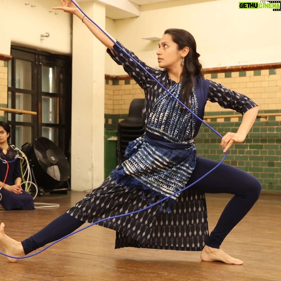 Suhani Dhanki Instagram - Caught in the wire mess? Presenting '0s and 1s: Rewired' by @mathangikeshavan and performed by @anayavasudha_dance @_akshara.mohan_ @sai108 and myself This interesting work explores the evolution of data and information through the vocabulary of Bharatanatyam and we premier at the Festival of Commons @stanleyarts.uk as a part of curation by @akademidance TODAY! Photos by multitalented Sai Supriya @sai108 π . . . #indianclassicaldance #wirewrapping #wire #cable #indiandance #bharatanatyam