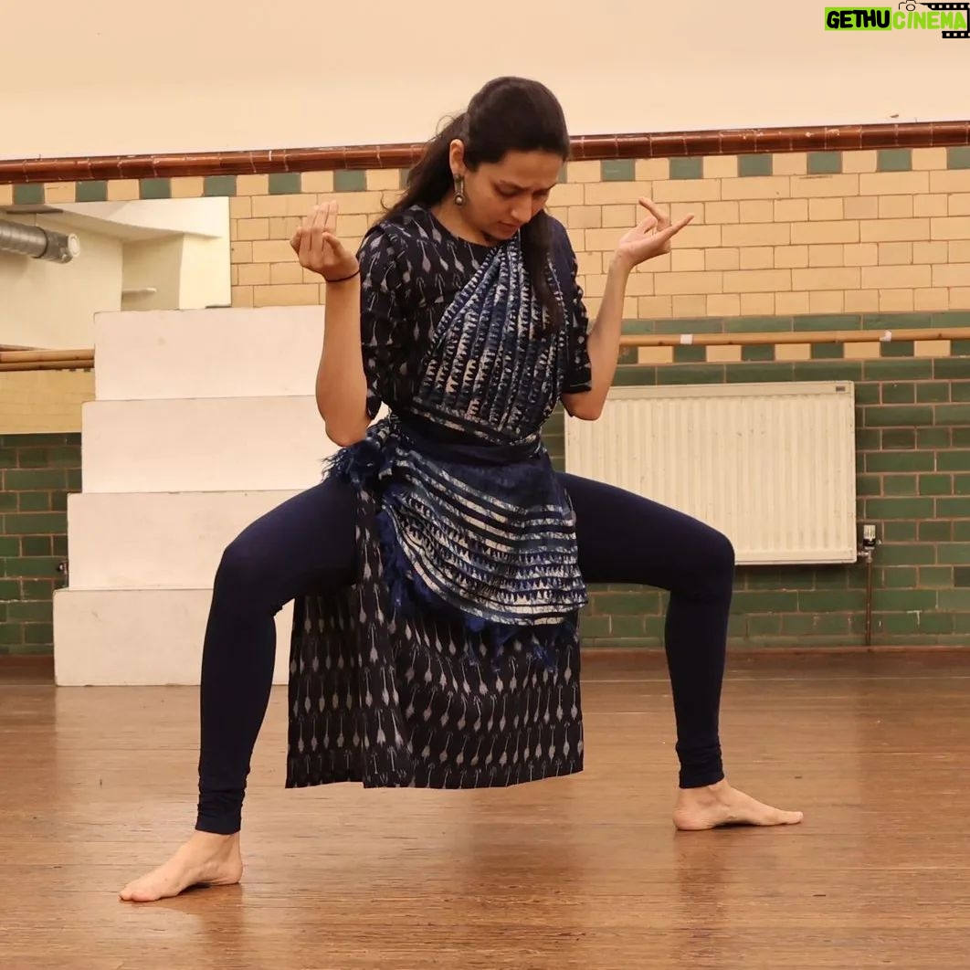 Suhani Dhanki Instagram - Caught in the wire mess? Presenting '0s and 1s: Rewired' by @mathangikeshavan and performed by @anayavasudha_dance @_akshara.mohan_ @sai108 and myself This interesting work explores the evolution of data and information through the vocabulary of Bharatanatyam and we premier at the Festival of Commons @stanleyarts.uk as a part of curation by @akademidance TODAY! Photos by multitalented Sai Supriya @sai108 π . . . #indianclassicaldance #wirewrapping #wire #cable #indiandance #bharatanatyam