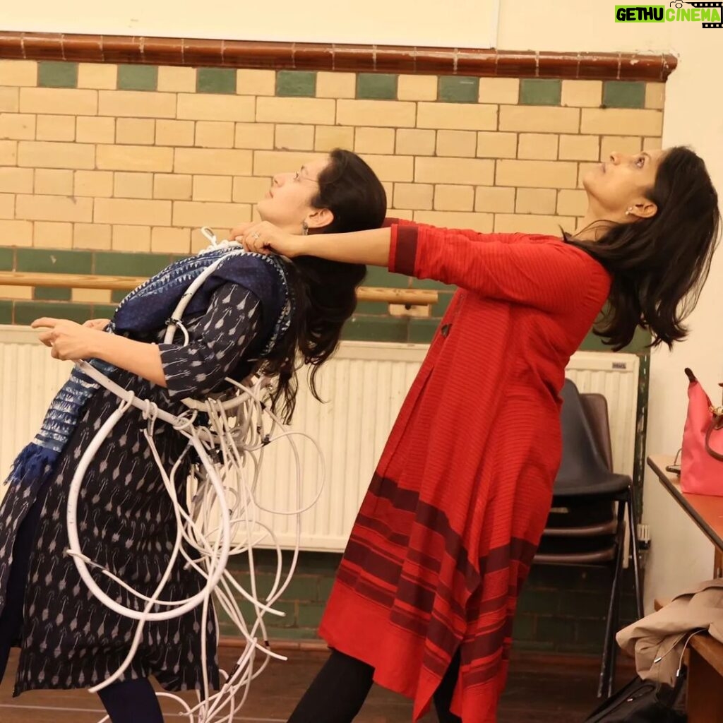 Suhani Dhanki Instagram - Caught in the wire mess? Presenting '0s and 1s: Rewired' by @mathangikeshavan and performed by @anayavasudha_dance @_akshara.mohan_ @sai108 and myself This interesting work explores the evolution of data and information through the vocabulary of Bharatanatyam and we premier at the Festival of Commons @stanleyarts.uk as a part of curation by @akademidance TODAY! Photos by multitalented Sai Supriya @sai108 😍 . . . #indianclassicaldance #wirewrapping #wire #cable #indiandance #bharatanatyam