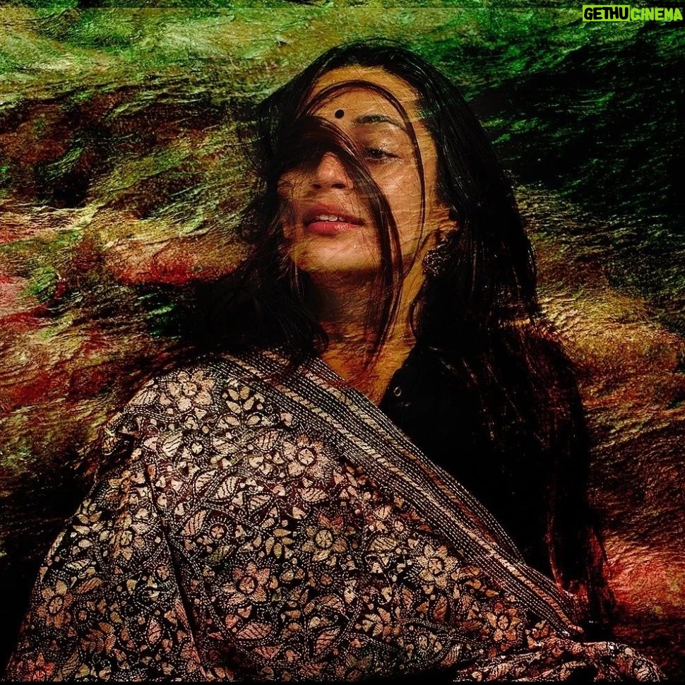 Suhani Dhanki Instagram - Fragments of my mind framed by @simonphoto #Repost @simonphoto simonphoto @suhani8 #dancer #actor #bharatanatyam #southasiandance #portrait #windswept #dancephotographer