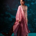 Suhani Dhanki Instagram - आस 💫 . . . . . Team✨ 📸 @sukimahoncreative @eastwestphotography @harmeet_ewp 💄@laajlally 🥻@cotton_sisters