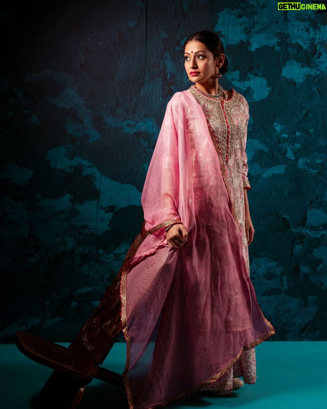 Suhani Dhanki Instagram - आस 💫 . . . . . Team✨ 📸 @sukimahoncreative @eastwestphotography @harmeet_ewp 💄@laajlally 🥻@cotton_sisters