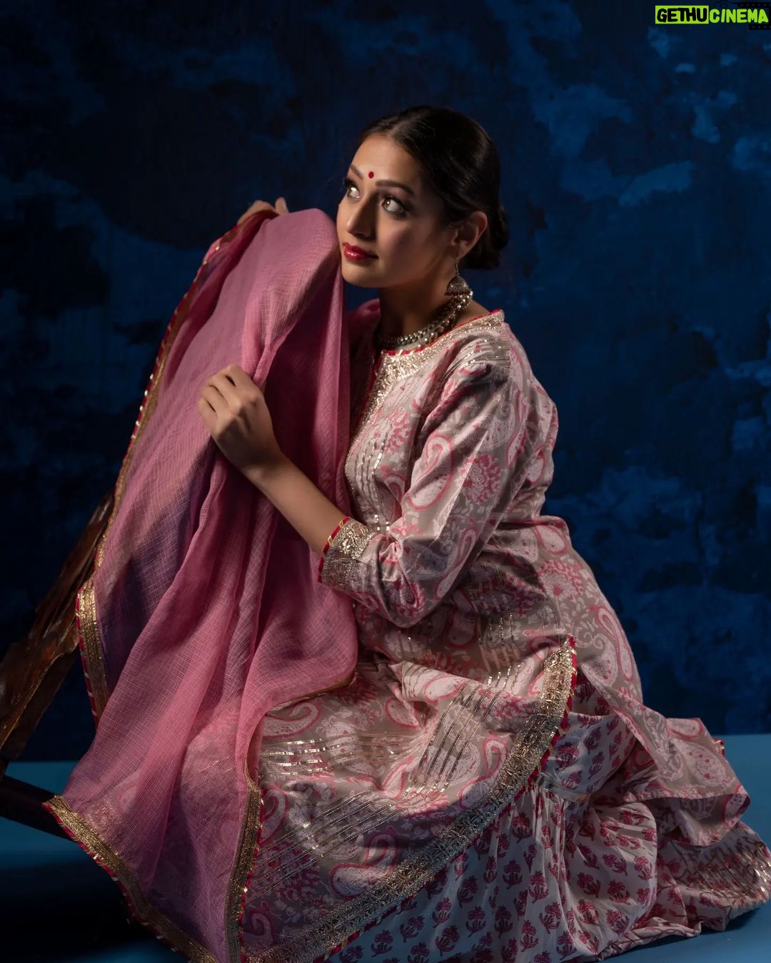 Suhani Dhanki Instagram - आस 💫 . . . . . Team✨ 📸 @sukimahoncreative @eastwestphotography @harmeet_ewp 💄@laajlally 🥻@cotton_sisters