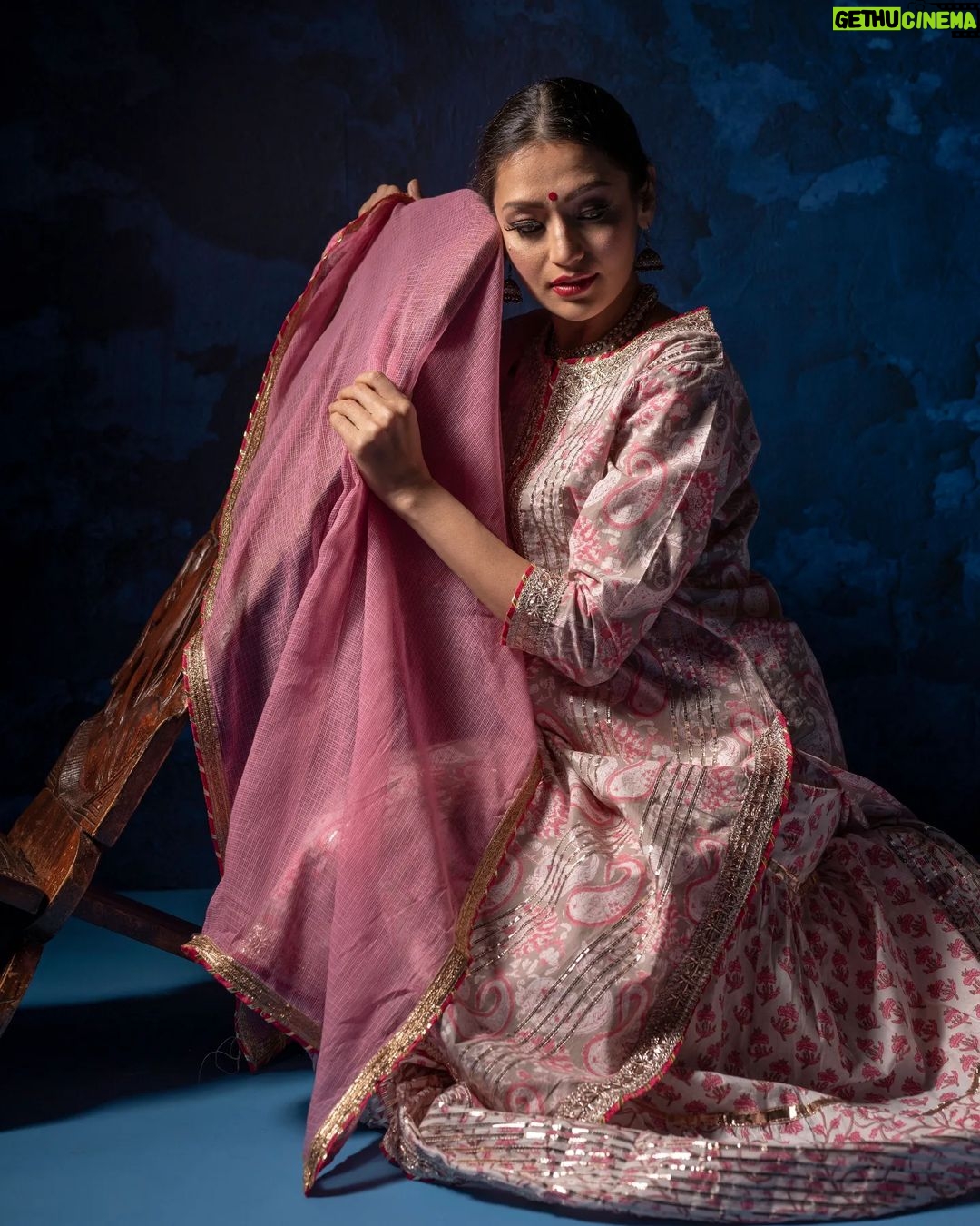 Suhani Dhanki Instagram - आस 💫 . . . . . Team✨ 📸 @sukimahoncreative @eastwestphotography @harmeet_ewp 💄@laajlally 🥻@cotton_sisters