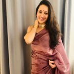 Suhani Dhanki Instagram - Holding close our loved ones and the warmth they bring this diwali 💕🪔 Nutan varshabhinandan #happynewyear ✨ Saree #photodump because my fav photographer was on a roll @sukritijaiswal 🤩 #happydiwali #celebration #love