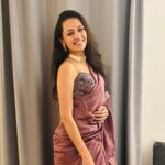 Suhani Dhanki Instagram - Holding close our loved ones and the warmth they bring this diwali 💕🪔 Nutan varshabhinandan #happynewyear ✨ Saree #photodump because my fav photographer was on a roll @sukritijaiswal 🤩 #happydiwali #celebration #love