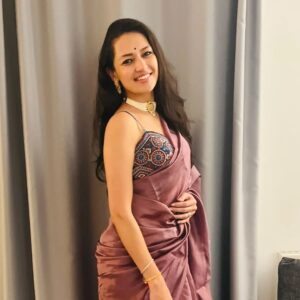 Suhani Dhanki Instagram - Holding close our loved ones and the warmth they bring this diwali 💕🪔
Nutan varshabhinandan #happynewyear ✨

Saree #photodump because my fav photographer was on a roll @sukritijaiswal 🤩

#happydiwali #celebration #love