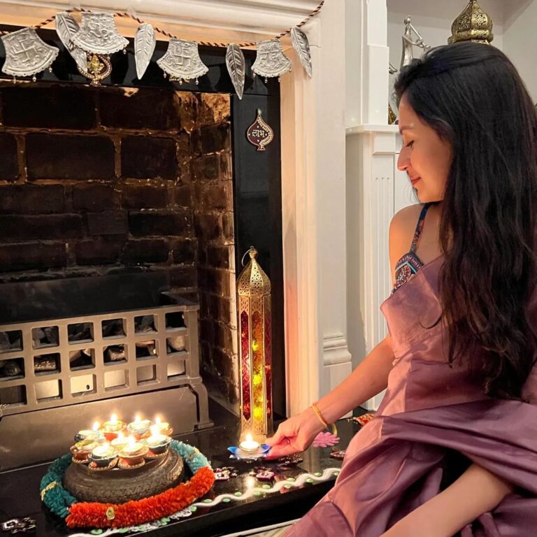 Suhani Dhanki Instagram - Holding close our loved ones and the warmth they bring this diwali 💕🪔 Nutan varshabhinandan #happynewyear ✨ Saree #photodump because my fav photographer was on a roll @sukritijaiswal 🤩 #happydiwali #celebration #love
