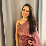 Suhani Dhanki Instagram - Holding close our loved ones and the warmth they bring this diwali 💕🪔 Nutan varshabhinandan #happynewyear ✨ Saree #photodump because my fav photographer was on a roll @sukritijaiswal 🤩 #happydiwali #celebration #love