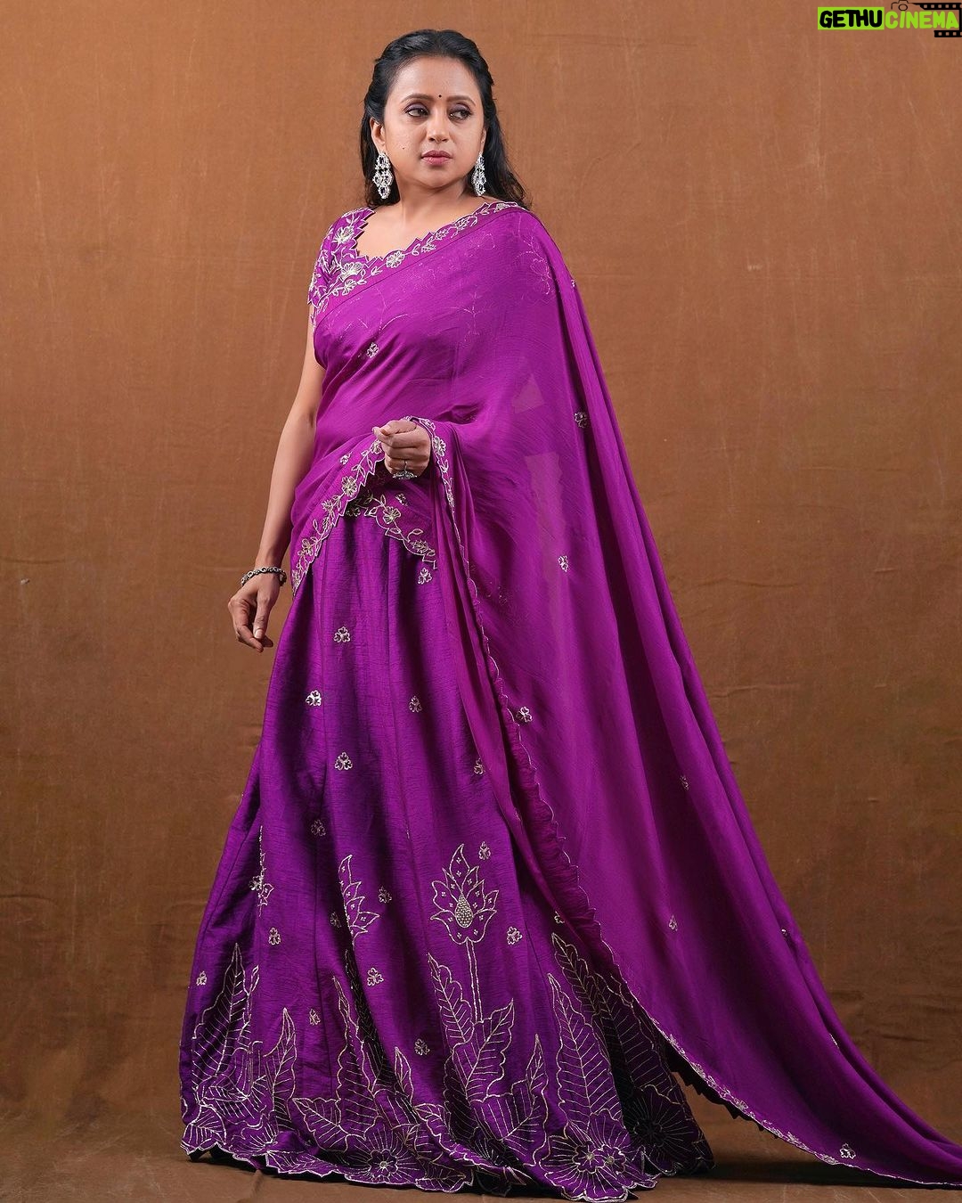 Suma Kanakala Instagram - Give everyday a chance to become the most beautiful day in your life😊💜✨ . styled by @stylebyannapurna styling team @i.deekshasetti Wearing: @varahi_artstudio Jewellery: @the_velvetfly_ Makeup @madhu_derangula Hair @koduruamarnath Photography @valmikiramuphotography #sumakanakala #anchorsuma #anchorsumakanakala #kanakalasuma