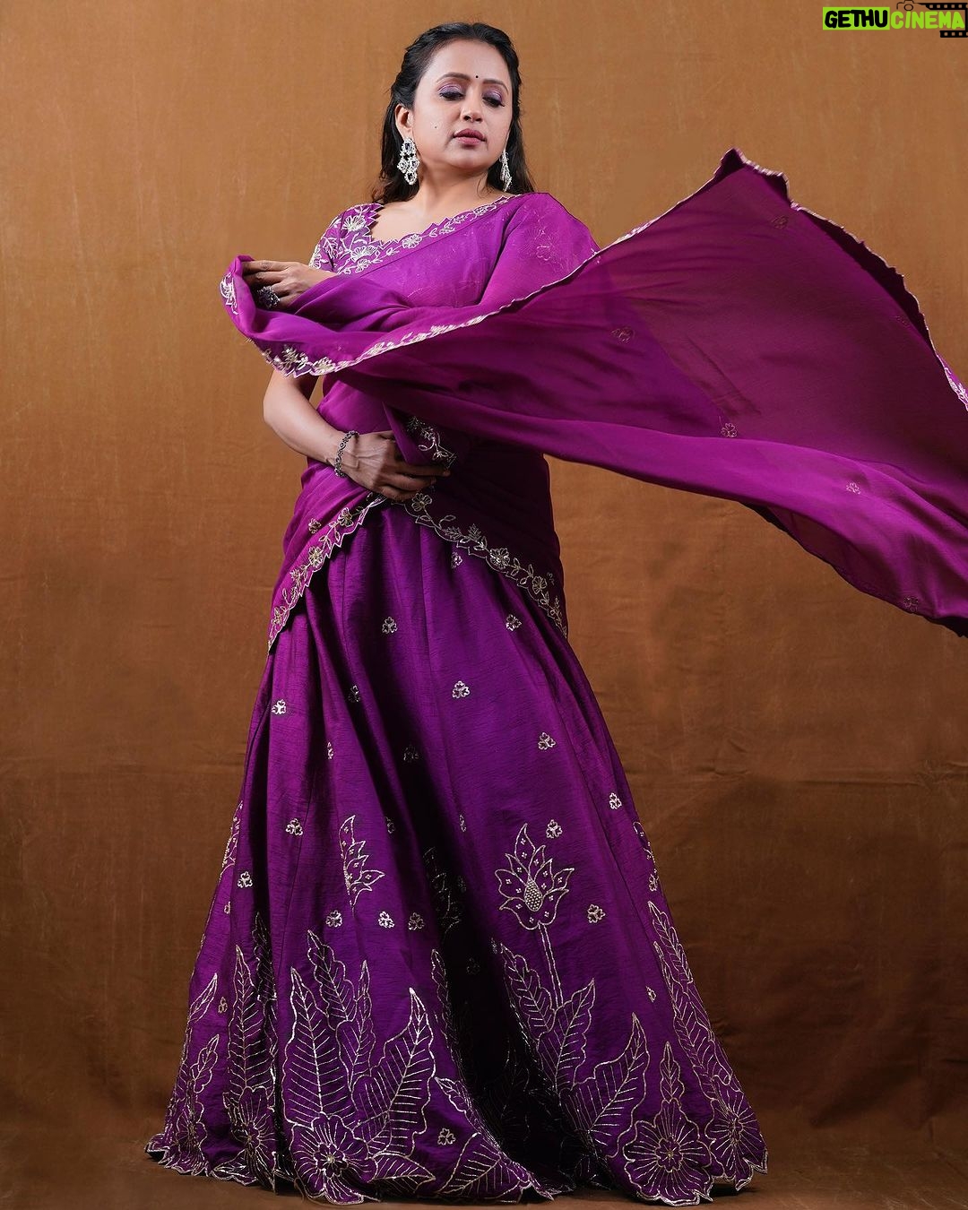 Suma Kanakala Instagram - Give everyday a chance to become the most beautiful day in your life😊💜✨ . styled by @stylebyannapurna styling team @i.deekshasetti Wearing: @varahi_artstudio Jewellery: @the_velvetfly_ Makeup @madhu_derangula Hair @koduruamarnath Photography @valmikiramuphotography #sumakanakala #anchorsuma #anchorsumakanakala #kanakalasuma