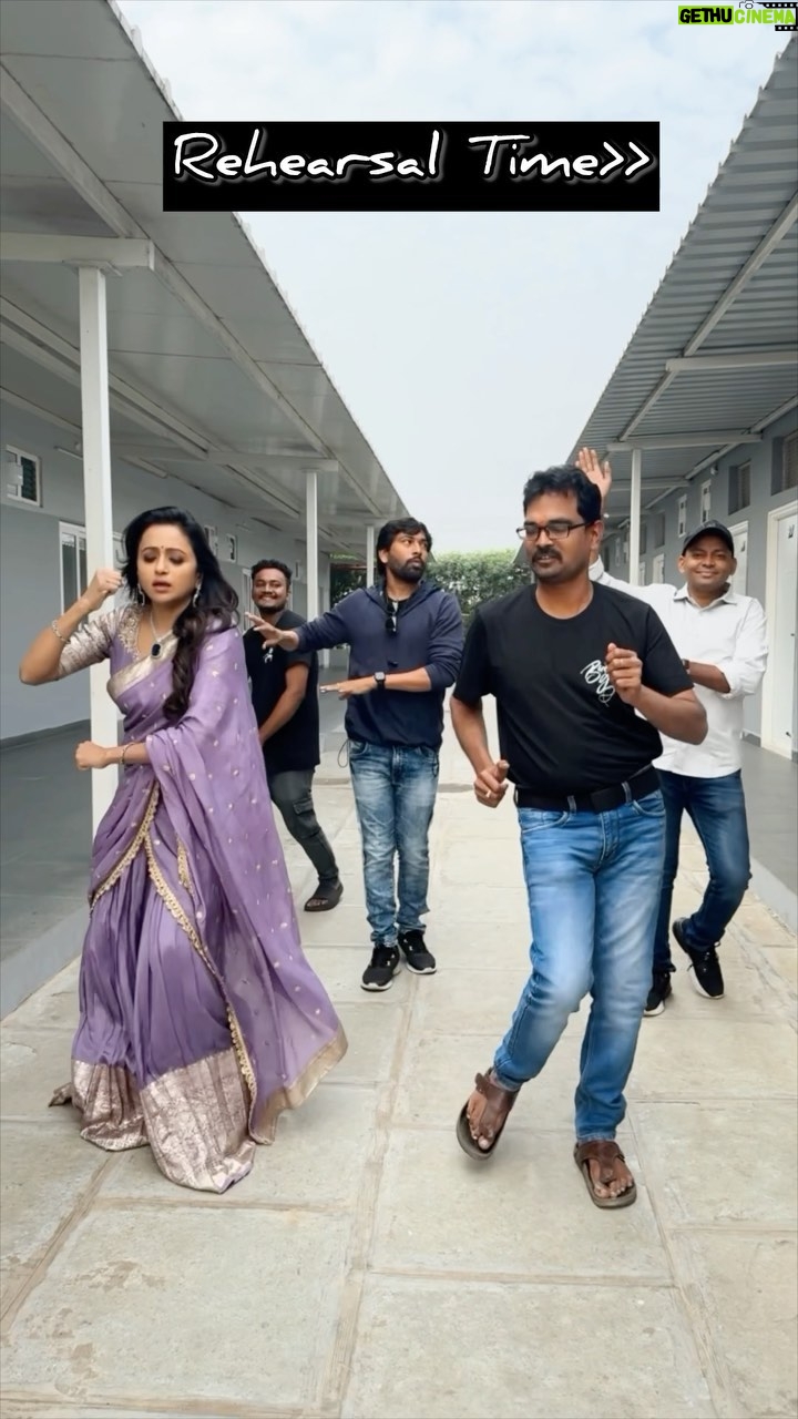 Suma Kanakala Instagram - It’s Prank Timeeee😹👻🤪 . #suma #anchorsuma #Sumakanakala #Kanakalasuma #fun #Prank #funny #Trending #Viral #funnyreels #funnyvideos #prankvideo #pranktime #viralreels #viralvideos