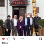 Suna Yıldızoğlu Instagram - Adana Büyükşehir Belediyesinin davetiyele Çukurova Kitap fuarında @kendiismim Zafer Algöz, @umit.efekan ile ben "Bir Sinema, Bir Yürek, Bir Destan: FATMA GİRİK söyleyişinde bir araya geldik. Altın Koza Yönetim Kurulu Başkan vekili ismailtimucinn , Altın Koza genel müdürü @huseyin_orhan01 'a çok teşekkür etmek istiyorum. Adana'ın misafirperverliği ve cana yakınlığı bu değişen dünyada hiç değişmemiş🤗 Ayrıca ilk fotoğraftaki Sanat tarihçisi Süleyman Kürşat Kalkan'a teşekkür ediyorum. Adanalılara tavsiyem, Adana sinema müzesine müsait olduğu zaman ziyaret etsin❤️ @adanasinemamuzesi01 Bir de İbrahim Hakverdi Adana Büyüksehir Belediye Muhtarlık Daire Başkanı 🙏