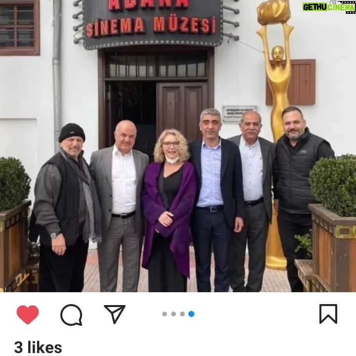 Suna Yıldızoğlu Instagram - Adana Büyükşehir Belediyesinin davetiyele Çukurova Kitap fuarında @kendiismim Zafer Algöz, @umit.efekan ile ben "Bir Sinema, Bir Yürek, Bir Destan: FATMA GİRİK söyleyişinde bir araya geldik. Altın Koza Yönetim Kurulu Başkan vekili ismailtimucinn , Altın Koza genel müdürü @huseyin_orhan01 'a çok teşekkür etmek istiyorum. Adana'ın misafirperverliği ve cana yakınlığı bu değişen dünyada hiç değişmemiş🤗 Ayrıca ilk fotoğraftaki Sanat tarihçisi Süleyman Kürşat Kalkan'a teşekkür ediyorum. Adanalılara tavsiyem, Adana sinema müzesine müsait olduğu zaman ziyaret etsin❤️ @adanasinemamuzesi01 Bir de İbrahim Hakverdi Adana Büyüksehir Belediye Muhtarlık Daire Başkanı 🙏