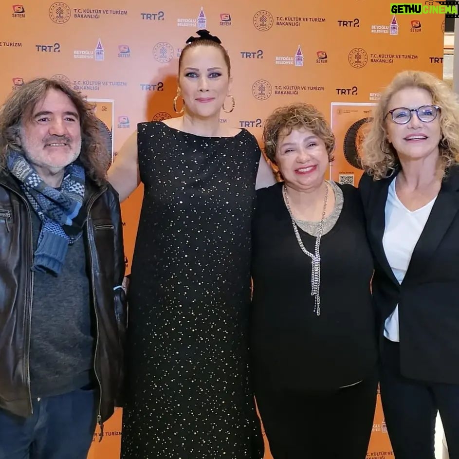 Suna Yıldızoğlu Instagram - 9ncu Uluslarası İpekyolu film festivalı. Bu akşam ödül almiyorum, veriyorum.🤗 @guleryuzm66 @jansetpacal @fezasinar
