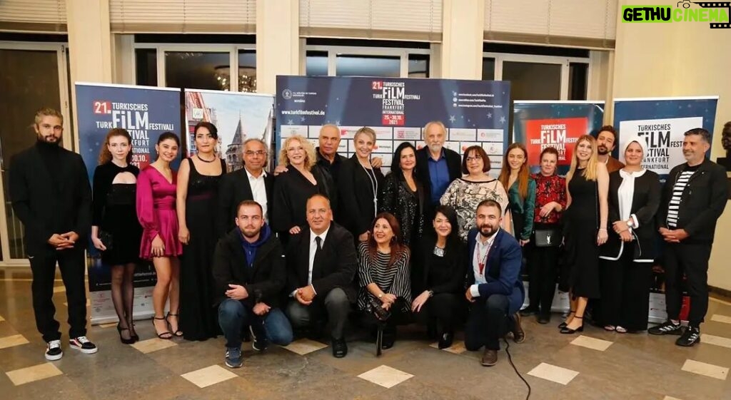 Suna Yıldızoğlu Instagram - Frankfurt'ta 21nci Türk film festivali ödül gecesi. Halil Ergün'le ben Yaşam boyu başarı ödülünü aldık🙏🙏💕Her sene fİlm festivalini organize eden @hsitki ve @serapgedikofficial 'e teşekkür ve tebrik ediyorum🙏🌹