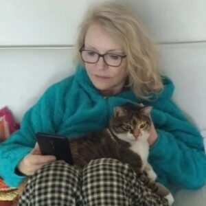 Suna Yıldızoğlu Instagram - İnşaat gürültüsünden dolayı yatak odamdan kaçıp arka odaya geçince misafirler eksik olmaz😻😻😻