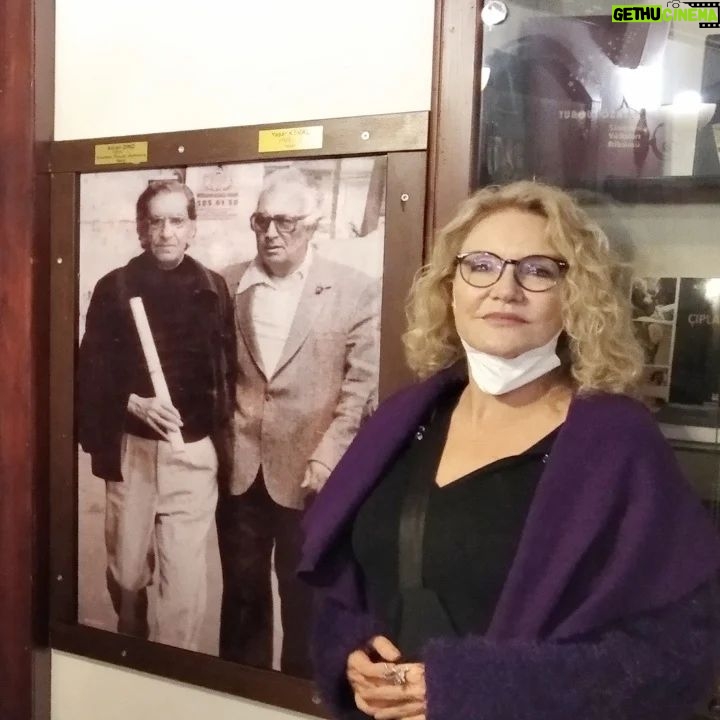 Suna Yıldızoğlu Instagram - Adana Büyükşehir Belediyesinin davetiyele Çukurova Kitap fuarında @kendiismim Zafer Algöz, @umit.efekan ile ben "Bir Sinema, Bir Yürek, Bir Destan: FATMA GİRİK söyleyişinde bir araya geldik. Altın Koza Yönetim Kurulu Başkan vekili ismailtimucinn , Altın Koza genel müdürü @huseyin_orhan01 'a çok teşekkür etmek istiyorum. Adana'ın misafirperverliği ve cana yakınlığı bu değişen dünyada hiç değişmemiş🤗 Ayrıca ilk fotoğraftaki Sanat tarihçisi Süleyman Kürşat Kalkan'a teşekkür ediyorum. Adanalılara tavsiyem, Adana sinema müzesine müsait olduğu zaman ziyaret etsin❤️ @adanasinemamuzesi01 Bir de İbrahim Hakverdi Adana Büyüksehir Belediye Muhtarlık Daire Başkanı 🙏