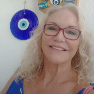 Suna Yıldızoğlu Instagram - Benim gibi yarım asıra yakın Türkiye'de yaşayan ve seven bir Alman arkadaşımın evindeki boncuğu böyle olur tabii ki😊🧿