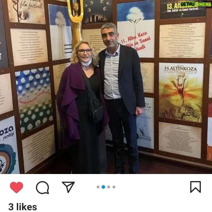 Suna Yıldızoğlu Instagram - Adana Büyükşehir Belediyesinin davetiyele Çukurova Kitap fuarında @kendiismim Zafer Algöz, @umit.efekan ile ben "Bir Sinema, Bir Yürek, Bir Destan: FATMA GİRİK söyleyişinde bir araya geldik. Altın Koza Yönetim Kurulu Başkan vekili ismailtimucinn , Altın Koza genel müdürü @huseyin_orhan01 'a çok teşekkür etmek istiyorum. Adana'ın misafirperverliği ve cana yakınlığı bu değişen dünyada hiç değişmemiş🤗 Ayrıca ilk fotoğraftaki Sanat tarihçisi Süleyman Kürşat Kalkan'a teşekkür ediyorum. Adanalılara tavsiyem, Adana sinema müzesine müsait olduğu zaman ziyaret etsin❤️ @adanasinemamuzesi01 Bir de İbrahim Hakverdi Adana Büyüksehir Belediye Muhtarlık Daire Başkanı 🙏
