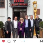 Suna Yıldızoğlu Instagram - Adana Büyükşehir Belediyesinin davetiyele Çukurova Kitap fuarında @kendiismim Zafer Algöz, @umit.efekan ile ben "Bir Sinema, Bir Yürek, Bir Destan: FATMA GİRİK söyleyişinde bir araya geldik. Altın Koza Yönetim Kurulu Başkan vekili ismailtimucinn , Altın Koza genel müdürü @huseyin_orhan01 'a çok teşekkür etmek istiyorum. Adana'ın misafirperverliği ve cana yakınlığı bu değişen dünyada hiç değişmemiş🤗 Ayrıca ilk fotoğraftaki Sanat tarihçisi Süleyman Kürşat Kalkan'a teşekkür ediyorum. Adanalılara tavsiyem, Adana sinema müzesine müsait olduğu zaman ziyaret etsin❤️ @adanasinemamuzesi01 Bir de İbrahim Hakverdi Adana Büyüksehir Belediye Muhtarlık Daire Başkanı 🙏