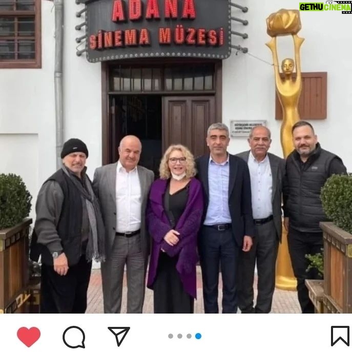 Suna Yıldızoğlu Instagram - Adana Büyükşehir Belediyesinin davetiyele Çukurova Kitap fuarında @kendiismim Zafer Algöz, @umit.efekan ile ben "Bir Sinema, Bir Yürek, Bir Destan: FATMA GİRİK söyleyişinde bir araya geldik. Altın Koza Yönetim Kurulu Başkan vekili ismailtimucinn , Altın Koza genel müdürü @huseyin_orhan01 'a çok teşekkür etmek istiyorum. Adana'ın misafirperverliği ve cana yakınlığı bu değişen dünyada hiç değişmemiş🤗 Ayrıca ilk fotoğraftaki Sanat tarihçisi Süleyman Kürşat Kalkan'a teşekkür ediyorum. Adanalılara tavsiyem, Adana sinema müzesine müsait olduğu zaman ziyaret etsin❤️ @adanasinemamuzesi01 Bir de İbrahim Hakverdi Adana Büyüksehir Belediye Muhtarlık Daire Başkanı 🙏