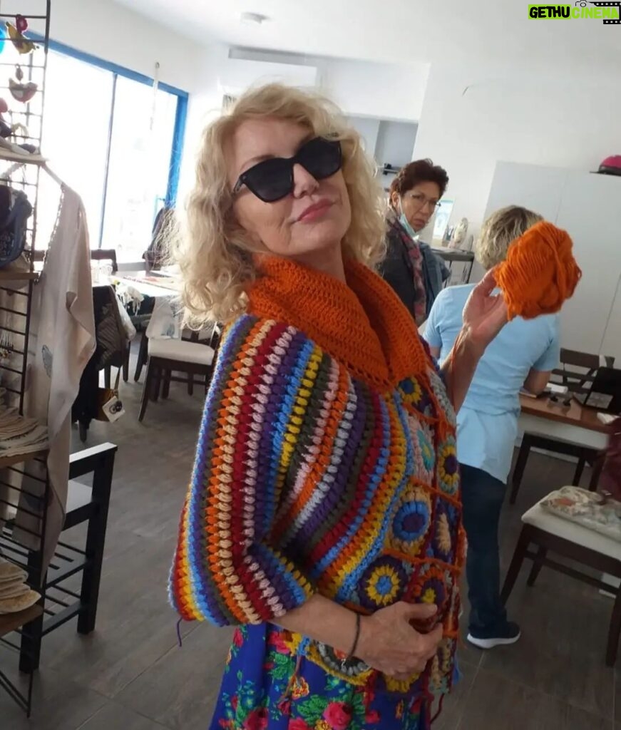 Suna Yıldızoğlu Instagram - Burçin'i bu muhteşem pançoyu yaparken buldum. Daha bitmeden satın aldım. Siparış vermek isteyenler @bur.cinka @bambiburcin