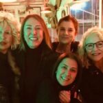 Suna Yıldızoğlu Instagram - Son bir hafta üst üste, farklı ortamlarda, eski dostlarlarla bir araya geldim. Nasıl da iyi geldi. Aralarında mesleğimin başından beni tanıyan var. Beni anlayan, kim olduğumu bilen ve beni olduğum gibi seven dostlar. Dolu dolu sevgi paylaşmak terapidir. @cigdemtuncofficial Astrotürk oynunda arkadaşlarla çok güldük 👏👏😊 @parlasenol @@denizozermanofficial @asumandabak @aliyeuzunatagan @aytenuncuoglu @ruhsargultekin @mugeakyamacc @tosunoglunazli #AtillaAtasoy @gulerda35 @fatih.muhurdar