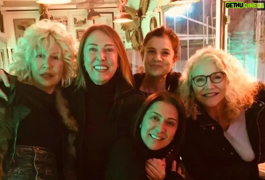 Suna Yıldızoğlu - 1.2K Likes - Son bir hafta üst üste, farklı ortamlarda, eski dostlarlarla bir araya geldim. Nasıl da iyi geldi. Aralarında mesleğimin başından beni tanıyan var. Beni anlayan, kim olduğumu bilen ve beni olduğum gibi seven dostlar. Dolu dolu sevgi paylaşmak terapidir. @cigdemtuncofficial Astrotürk oynunda arkadaşlarla çok güldük 👏👏😊 @parlasenol @@denizozermanofficial @asumandabak @aliyeuzunatagan @aytenuncuoglu @ruhsargultekin @mugeakyamacc @tosunoglunazli #AtillaAtasoy @gulerda35 @fatih.muhurdar