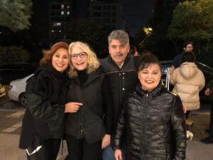 Suna Yıldızoğlu Instagram - Cumaretesi gecesi aylardan beri ilk defa bir yere gittim...@evginmurat  konserine gittim. Murat'ın sayesinde harika bir akşam geçirdim. Değerli sanatçılar ve dostlarla kucaklaşmak ne iyi geldi. @isilyucesoy1 @parlasenol @nasuhbektas @serminhurmeric 
Boğaziçi Üniversite  öğrencileriyle bir kaç dakika da olsa vakit paylaşmak beni umutlandırdı. Teşekkür ederim Murat. Her nesile hitap ediyorsun❤️