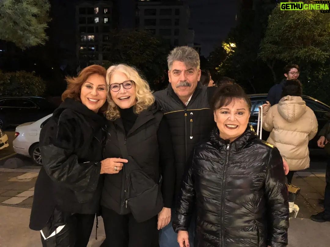 Suna Yıldızoğlu - 1.6K Likes - Cumaretesi gecesi aylardan beri ilk defa bir yere gittim...@evginmurat konserine gittim. Murat'ın sayesinde harika bir akşam geçirdim. Değerli sanatçılar ve dostlarla kucaklaşmak ne iyi geldi. @isilyucesoy1 @parlasenol @nasuhbektas @serminhurmeric
Boğaziçi Üniversite öğrencileriyle bir kaç dakika da olsa vakit paylaşmak beni umutlandırdı. Teşekkür ederim Murat. Her nesile hitap ediyorsun❤️