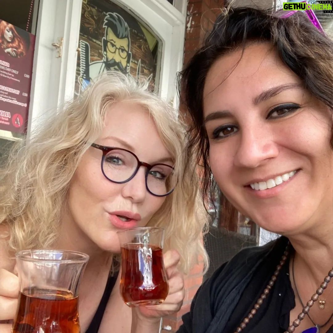 Suna Yıldızoğlu - 1.3K Likes - İngiltere'de @baharakpinar ile beraber dolaşırken Türk'le karşılaşınca tabii ki çay ikram eder...biz de özlemişiz zaten😊